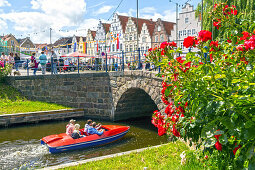 Boot unter Steinbrücke Mittelburggraben, Marktplatz, 'Klein Amsterdam des Nordens', Friedrichstadt, Nordfriesland, Schleswig-Holstein, Deutschland