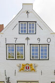 Wohnhaus Am Mittelburgwall mit Stadtwappen von Amsterdam von 1790, 'Klein Amsterdam des Nordens', Friedrichstadt, Nordfriesland, Schleswig-Holstein, Deutschland