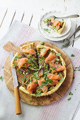 Bohnen-Tarte mit Räucherlachs und frischen Kräutern