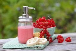 Washing gel with currants for gentle cleansing of the skin