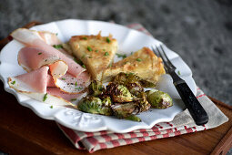 Kartoffeltortilla mit Weihnachtsschinken und geröstetem Rosenkohl (Resteverwertung)