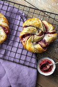 Blätterteiggebäck mit Brombeermarmelade und Mohn zum Frühstück