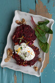 Walnuss-Rote-Bete-Steaks mit Feta und Orange