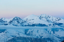 Bergspitzen im Sonnenuntergang im Winter, Plateau de Beille, bei Les Cabannes, Département Ariège, Pyrenäen, Okzitanien, Frankreich