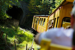 Der gelbe Zug 'Le train jaune' auf Bergfahrt, Ligne de Cerdagne, Vallée de la Têt, Villefranche-de-Conflent, Pyrénées-Orientales, Okzitanien, Frankreich