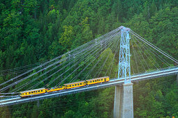 Blick auf den gelben Zug 'Le train jaune' auf der Brücke Pont Gisclard, Ligne de Cerdagne,  Vallée de la Têt, Villefranche-de-Conflent, Pyrénées-Orientales, Okzitanien, Frankreich