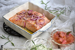 Im Ofen gebratener Lachs, serviert mit Estragon-Mayonnaise und süß-saurem Rhabarberkompott