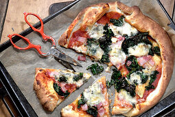 Gorgonzola-Pizza mit Grünkohl und Pancetta
