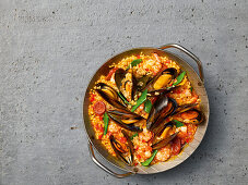 Spanische Paella mit Chorizo und Meeresfrüchten