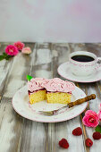 Himbeer-Cupcakes mit rosa Cremehaube