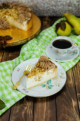 Ein Stück Birnen-Nougat-Torte zum Kaffee