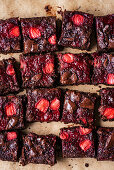 Erdbeer-Brownies in Stücke geschnitten