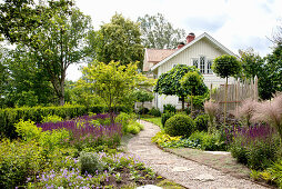 Curved garden path with gravel and treads