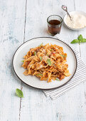 Pasta mit veganer Blumenkohl-Bolognese und veganem Parmesan-Ersatz