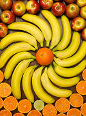 Bananen mit Mandarinen und Äpfeln künstlerisch arrangiert