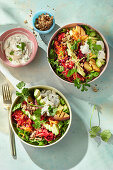 Chili-Granola-Avocado Bowl mit Cashew-Tzatsiki