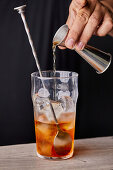 Old Fashioned Cocktail zubereiten: Whisky hinzufügen