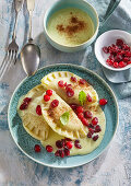 Süße Teigtaschen mit Cranberries und Vanillesauce