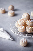 Macarons mit Schneeflocken-Verzierung