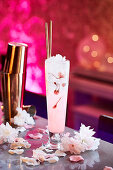 Kirschblüten-Cocktail in einer farbenfrohen Bar-Atmosphäre