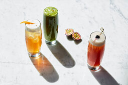Drei verschiedene sommerliche Cocktails