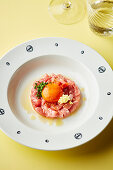 Thunfisch-Tartar auf Teller