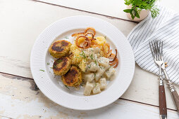Gelbe Linsen-Bratlinge mit Kartoffelstampf, Rahmkohlrabi und Röstzwiebeln (vegan)