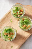 Gazpacho-Shots mit Croutons