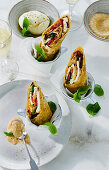 Mini-Wraps mit Burrata serviert in Tassen