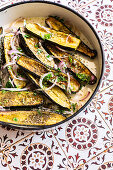 Geröstete Zucchini mit Zatar, Olivenöl, roten Zwiebeln, Rotweinessig und Kräutern