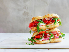 Serrano-Sandwich mit Tomaten und Rucola