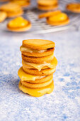 Sandwich Cookies mit Lemon Curd, gestapelt