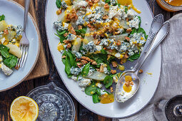 Spinach salad with pear and gorgonzola cheese