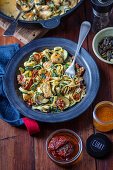 Tagliatelle mit Hühnerfleisch, Spinat und getrockneten Tomaten