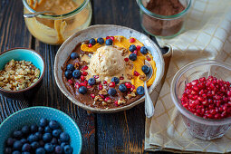 Kürbis-Schokoladendessert mit Eis, Blaubeeren und Granatapfelkernen