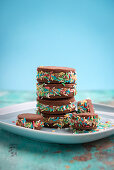 Vegane Mürbeteig-Kekse mit Schokoladencreme-Füllung und bunten Zuckerstreuseln