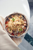 Spaghetti mit Venusmuscheln, Tintenfisch, Fischtatar und Caponata-Coulis