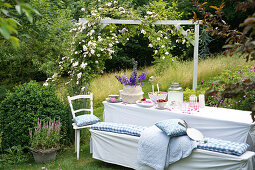 Gedeckter Tisch im sommerlichen Garten