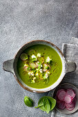 Zucchini-Apfel-Suppe mit Feta, fein geschnittenem Radieschen, Basilikum und Olivenöl