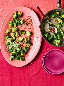 Brokkoli mit Chili, Parmesan und Knoblauch