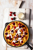 Einfaches Beeren-Clafouti mit Sahne