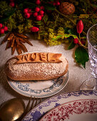 Süßes Weihnachtsbrot mit der Aufschrift 'Noel'