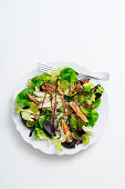 Gemischter Salat mit Feigen, Birnen und Speck