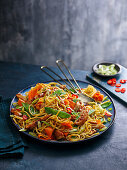 Asiatischer Eiernudel-Salat mit Huhn und Gemüse