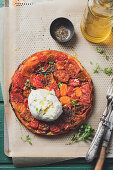 Tarte Tatin mit Tomaten, griechischem Basilikum und Büffelmozzarella