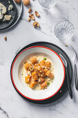 Süßkartoffel-Gnocchi mit Gorgonzola und Walnusssauce