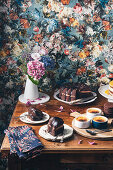 Kuchen- und Dessertbuffet mit Schokoladen-Kaffee-Bundt-Cake