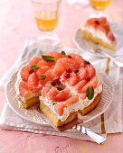 Pannukakku (Finnischer Ofenpfannkuchen) mit rosa Grapefruits