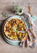 Zucchini-Crostata mit Oliven und Ziegenkäse