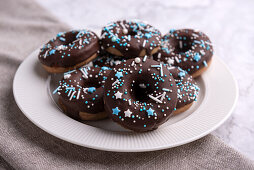 Vegane Zimt-Donuts mit Zartbitterglasur und winterlichem Zuckerdekor